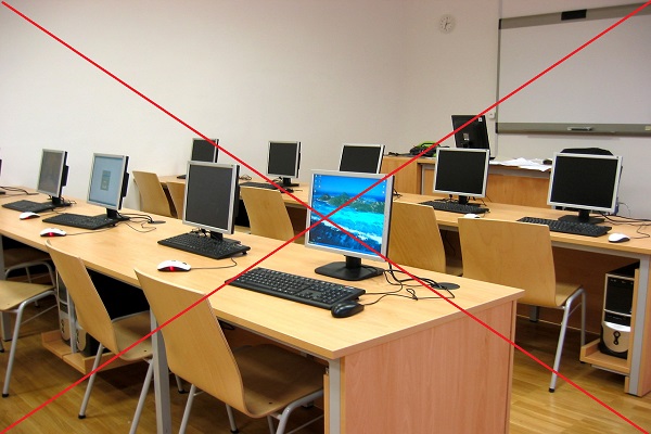 une salle informatique rayée d'une croix rouge
