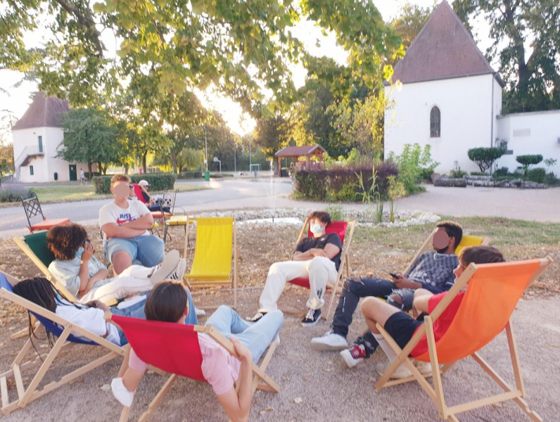 photo après travaux d'un groupe d'élèves discutant sur des chiliennes