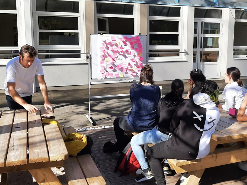 photo d'un brainstorming à l’occasion d’un cours en extérieur au lycée Lamarque