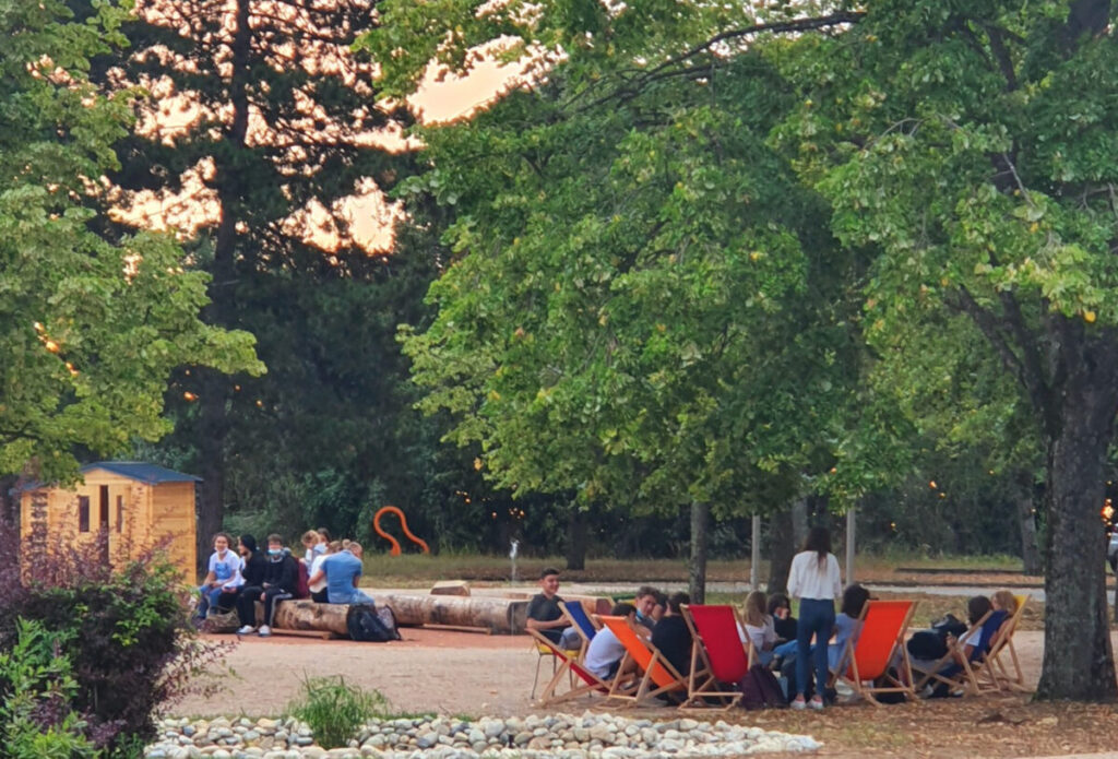 photo du lycée Lamarque après travaux élèves qui utilisent des équipements