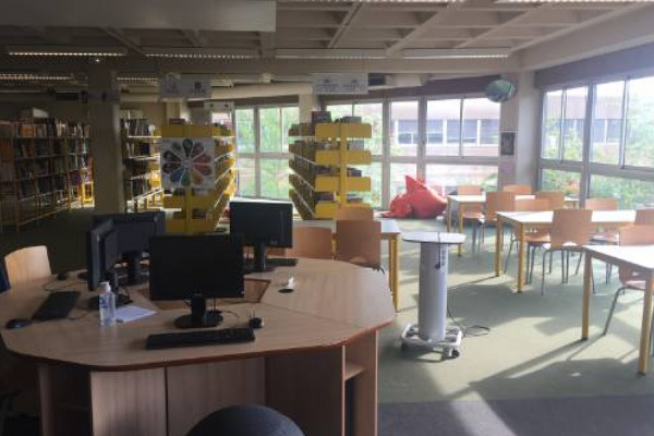 photo du CDI du lycée la Martinière-Duchère après travaux