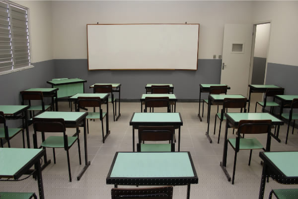 photo d'une salle fermée avec une porte ouverte