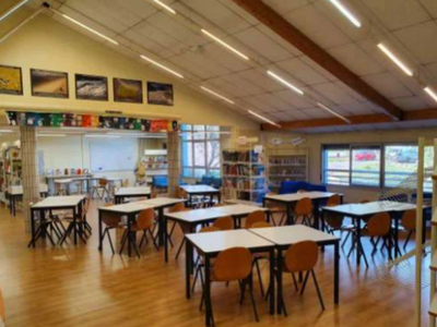 photo du CDI "après" composée de tables pour travailler seuls ou en groupe