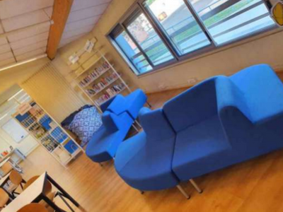 photo du CDI "après" composée de canapés près d'une fenêtre
