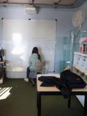 photo du CDI "après" composée d'une élève qui travaille sur un tableau 